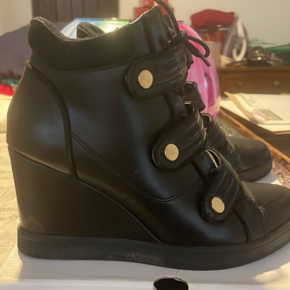 Aldo black, futuristic size 10 wedge boots. Worn once to a Prince event. - Picture 8 of 10